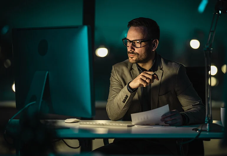 man-dark-office-computer_770x530.webp