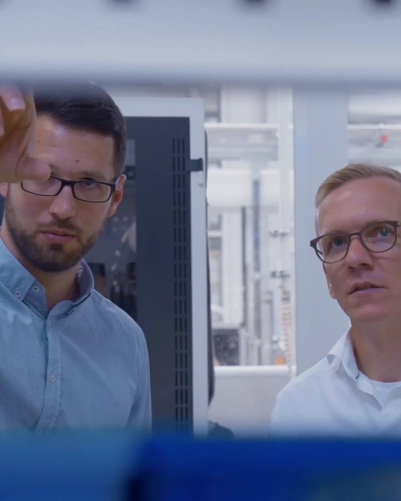 dmg-mori-machine-monitoring-portrait.webp