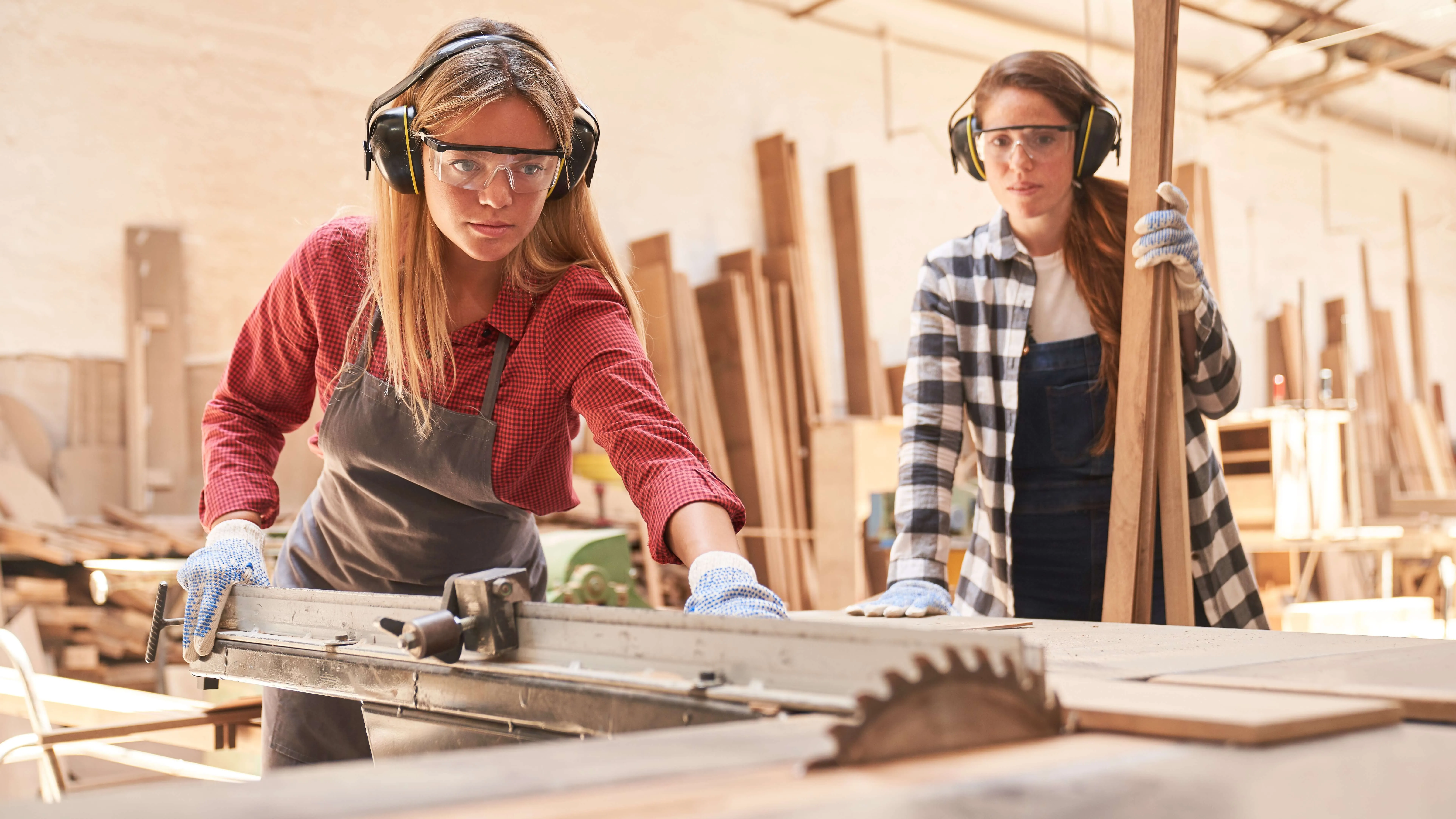 woodcutter-female-employees-2.jpg