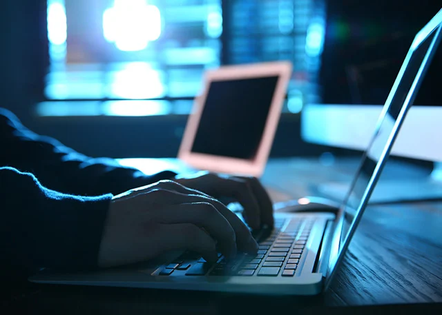 hands-laptop_640x457.webp