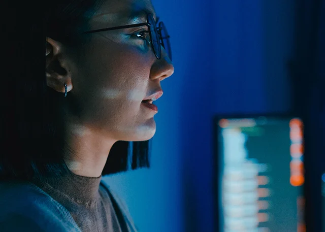 woman-glasses-dark_640x457.webp