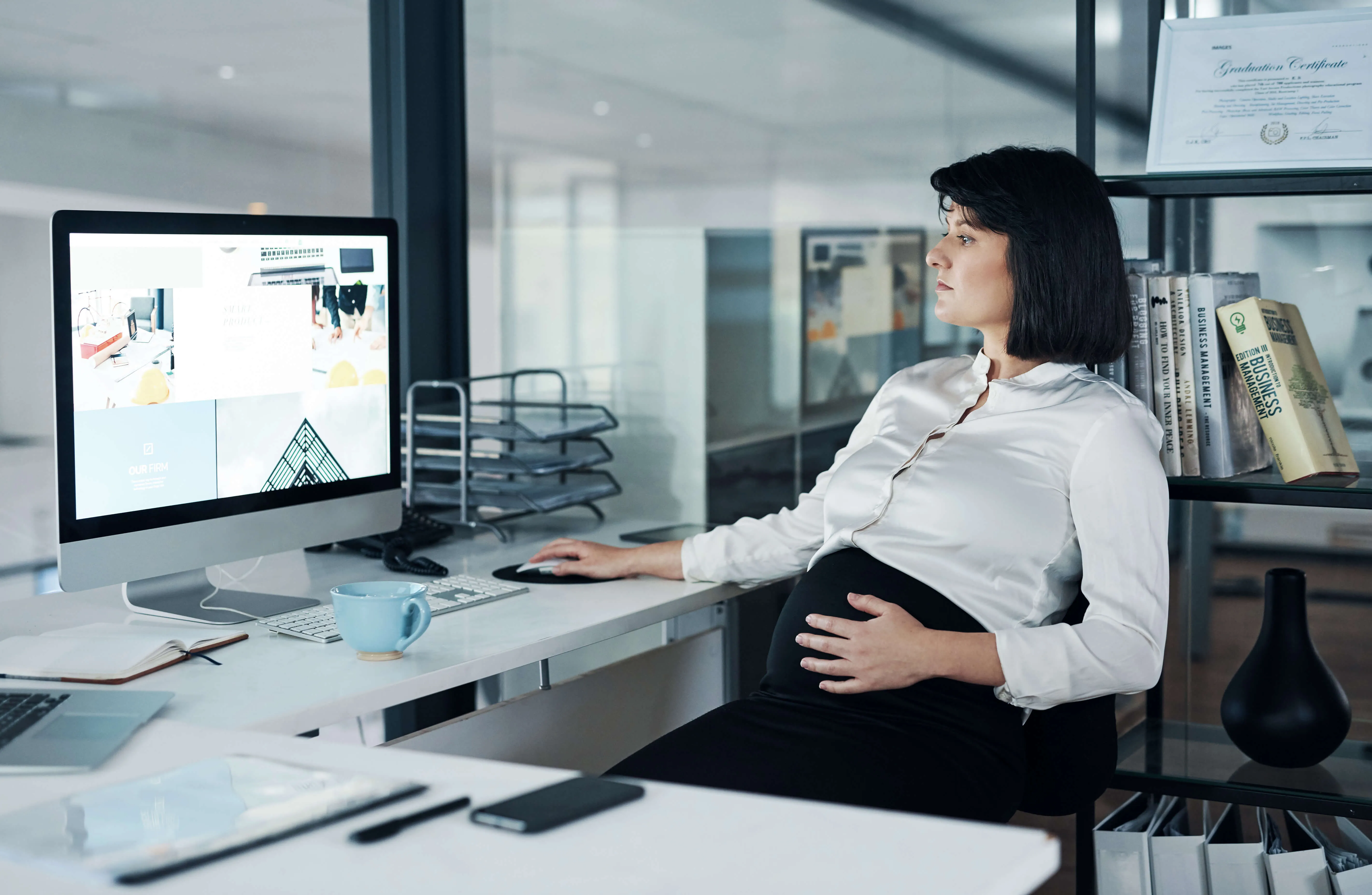 pregnant-woman-office.jpg
